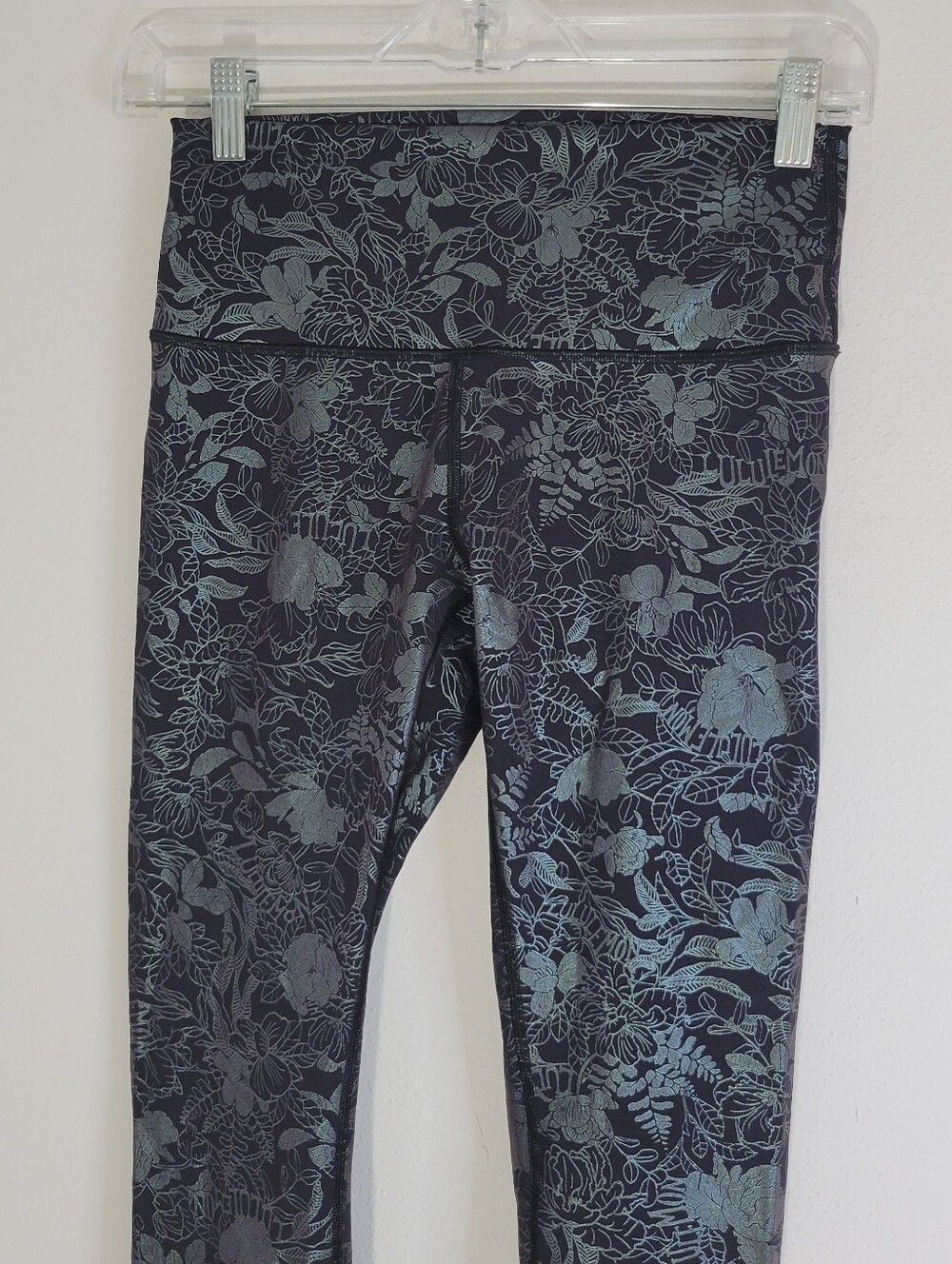 lululemon athletica Women SZ 6  Black Leggings with Iridescent Teal Floral Print - Picture 3 of 9